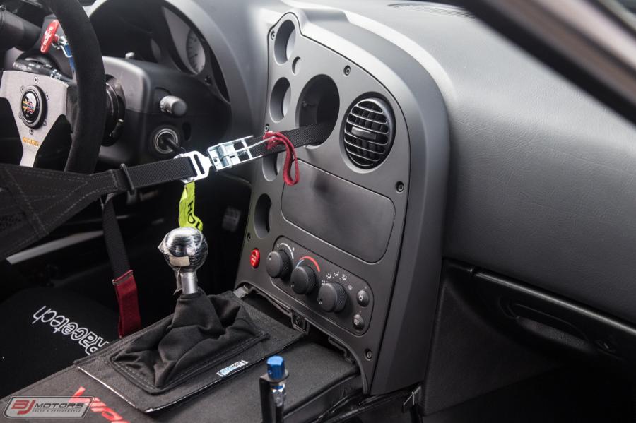 Детали интерьера Dodge Viper SRT10 ACR-X (002) 2010 года  (фото 36 из 52)